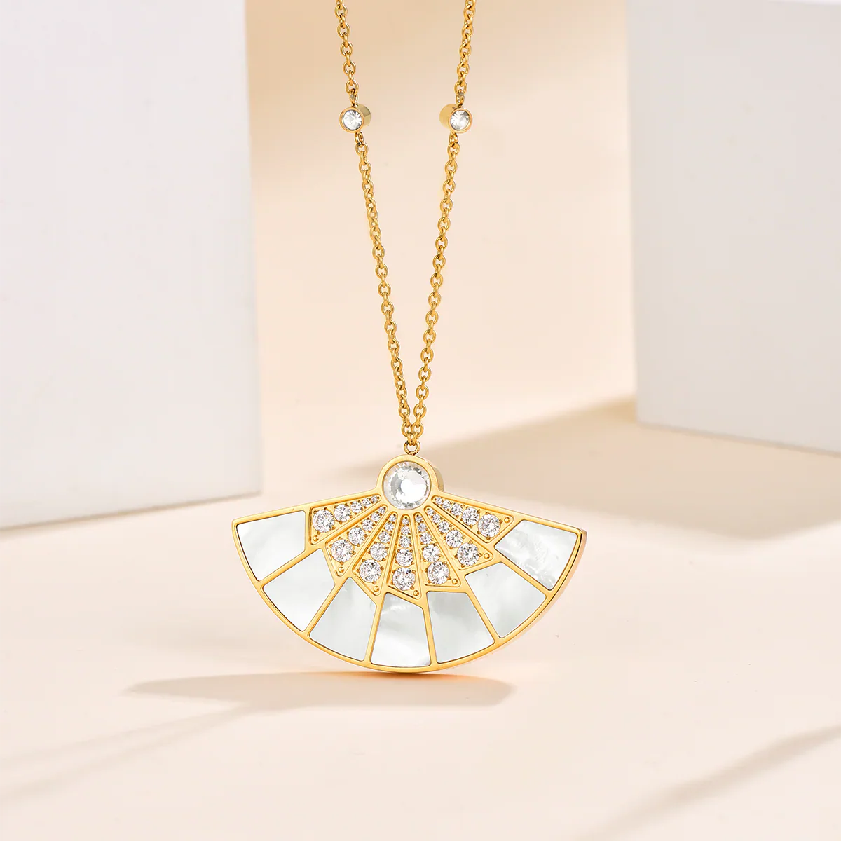 Fan / Necklace Gold