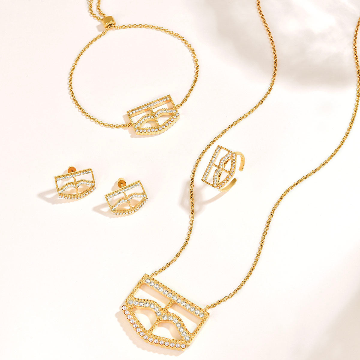 Burqa / Necklace Gold