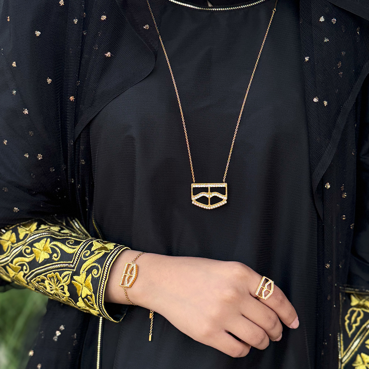 Burqa / Necklace Gold