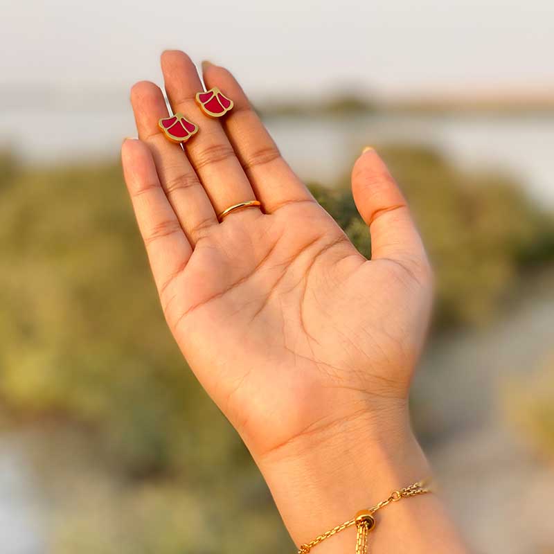 توليب / أقراط ذهبية حمراء